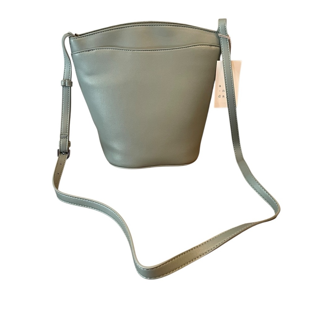 Sleek Green Crossbody Bucket Bag